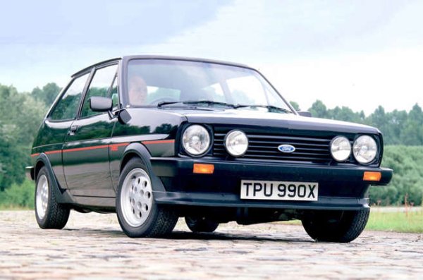 Ford Europe вече беше изпробвал Fiesta на пазара през 1980 с 1,3-литровия Supersport. Резултатите бяха достатъчно положителни за нещо по-дръзко, и година по-късно дойде Ford Fiesta XR2.
Използвайки същия базов двигател като Supersport, но сега с работен обем от 1,6 литра, XR2 се превърна в еталон. Черните пластмасови елементи отвътре и отвън визуално го отличаваха от моделите за домакини. Към тях добавяме ускорението 0-100 за 9,5 секунди и максималната скорост от 168 км в час.